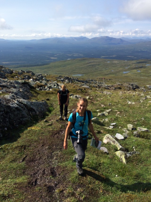 Mia och Maria på väg uppför Ottfjället i torsdags