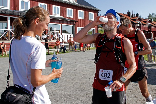Drickapaus vid Ottsjö fjällby där vi även bodde. Och Mia står redo med två nya flaskor sportdryck.