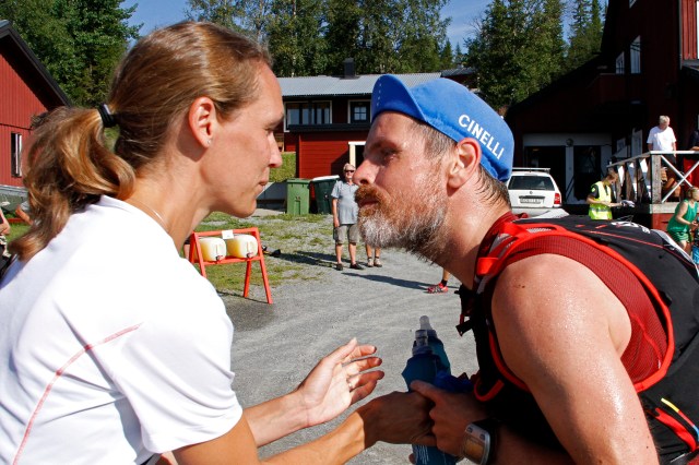 Mia var högst oförberedd på pussen jag gav henne i Ottsjö efter 16  km. Hade själv inte varit jättesugen på dom läpparna då. Men hon tog emot den i alla fall...)
