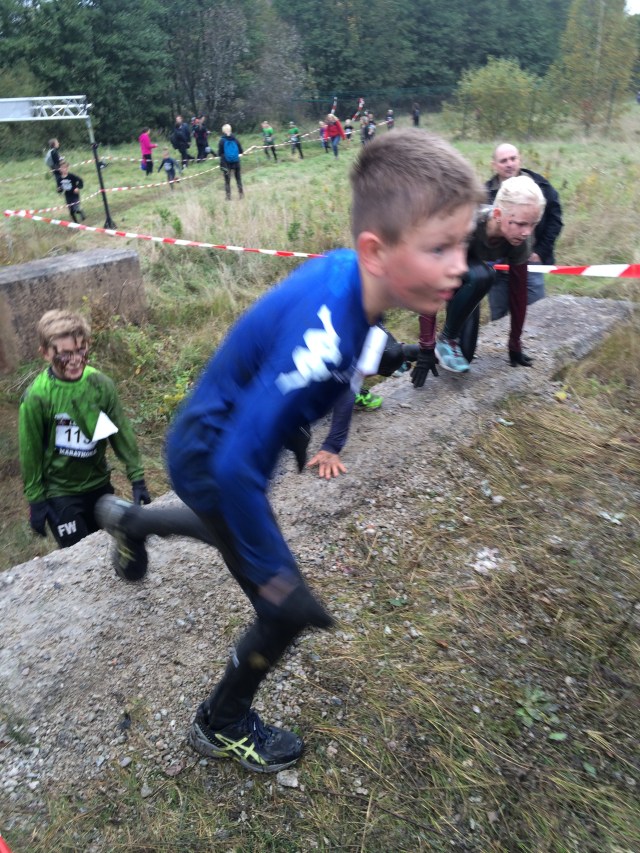 Min brorson Viggo rusar mot mål i Kalvruset.