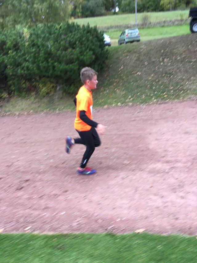 Viggo som sprang 5 km och jag gjorde highfive i år igen då vi möttes i våra båda lopp