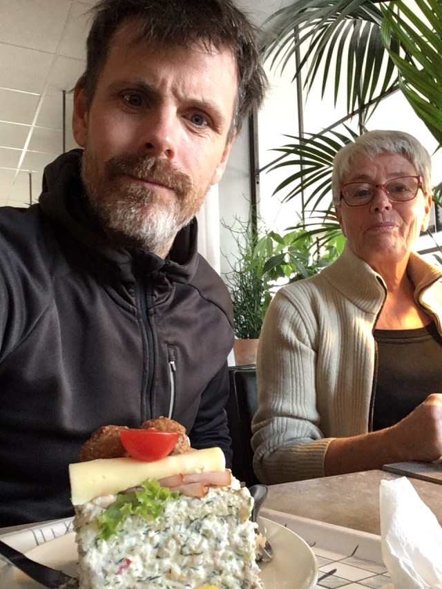 Mor, Chrille och jag med smörgåstårta. Bara morsans egna är godare. 